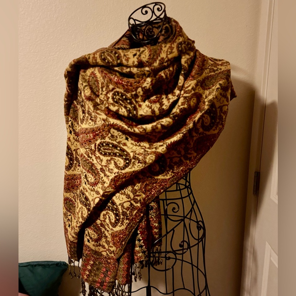 Hand woven pashmina scarf